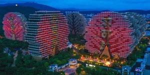 Beauty-Crown-Hotel-Gedung-Dengan-Arsitektur-Mirip-Pohon-Lego