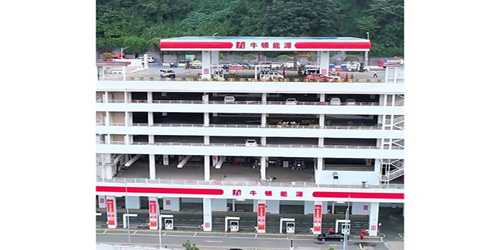 Gedung-Dengan-Pom-Bensin-Pada-Rooftop-Di-Kota-Chongqing