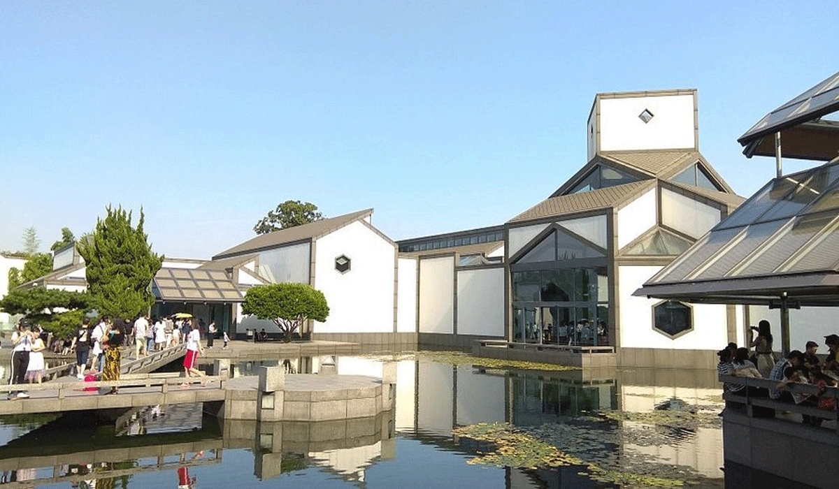 Daya Tarik Bangunan dan Kesenian