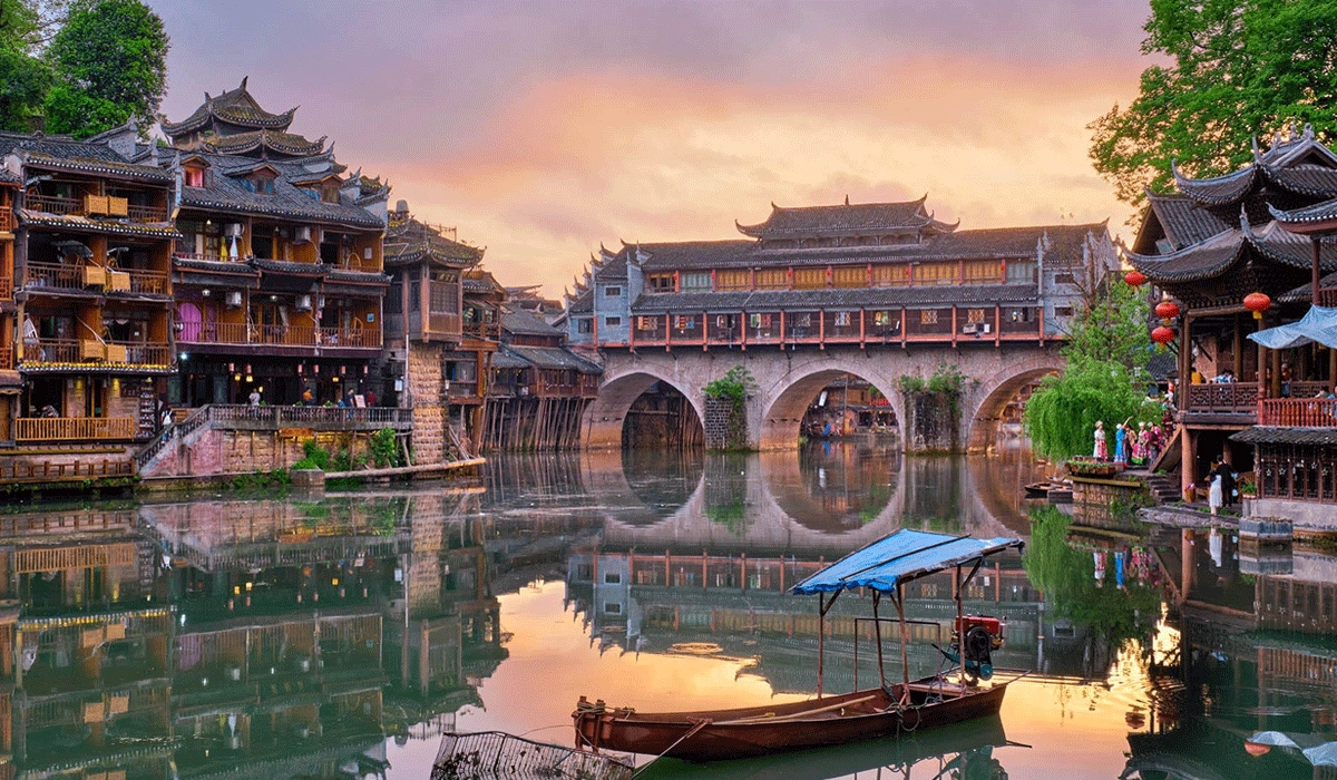 Fenghuang-Ancient-Town,-Wisata-Sejarah-dan-Keindahan-Sungai