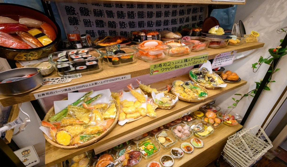 Menghabiskan Sampel Makanan di Pasar Lokal
