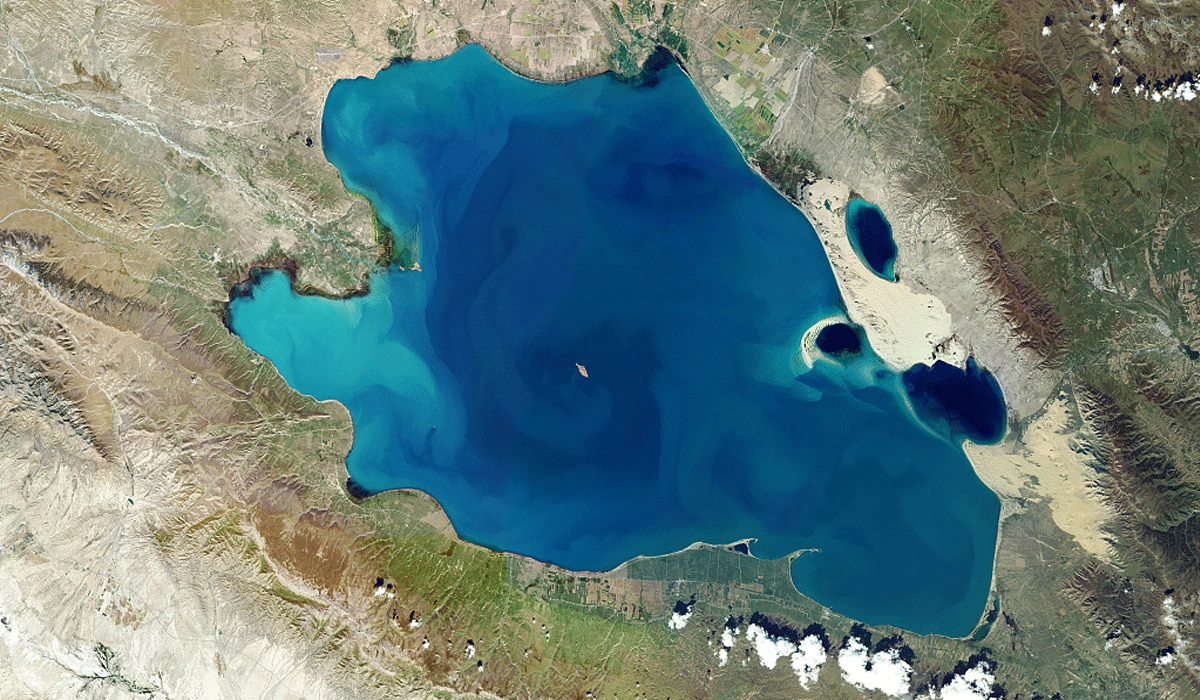 Qinghai-Lake,-Danau-Biru-Memukau-di-Atas-Pegunungan-China
