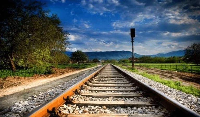 Tragedi di Stasiun Luoyang Kunming, 11 Pekerja Tewas Tertabrak Kereta