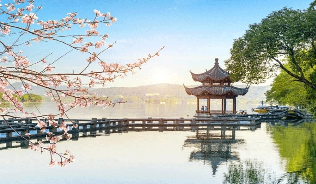 Kegiatan Pariwisata dan Hiburan di Danau Barat