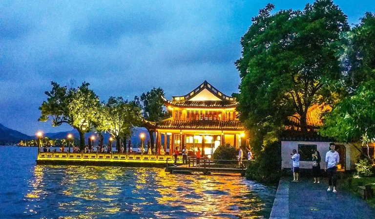 Pesona Alam Danau Barat di Hangzhou, Wisata Budaya dan Sejarah