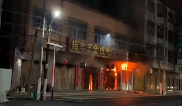 Detik-Detik Kebakaran Hunian di China Tewaskan 12 Orang